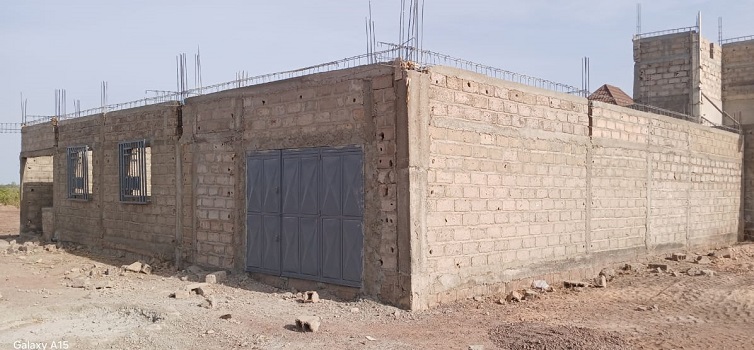 TF 400 m2 dont 300 m2 bâti et 100m2 terrain nu à HLM Niani Tambacounda à 55 millions F CFA 